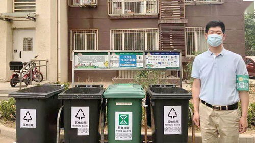 垃圾分類我先行 城市管理委黨員干部積極參與主題雙報(bào)到活動，引領(lǐng)城市生活垃圾管理新篇章